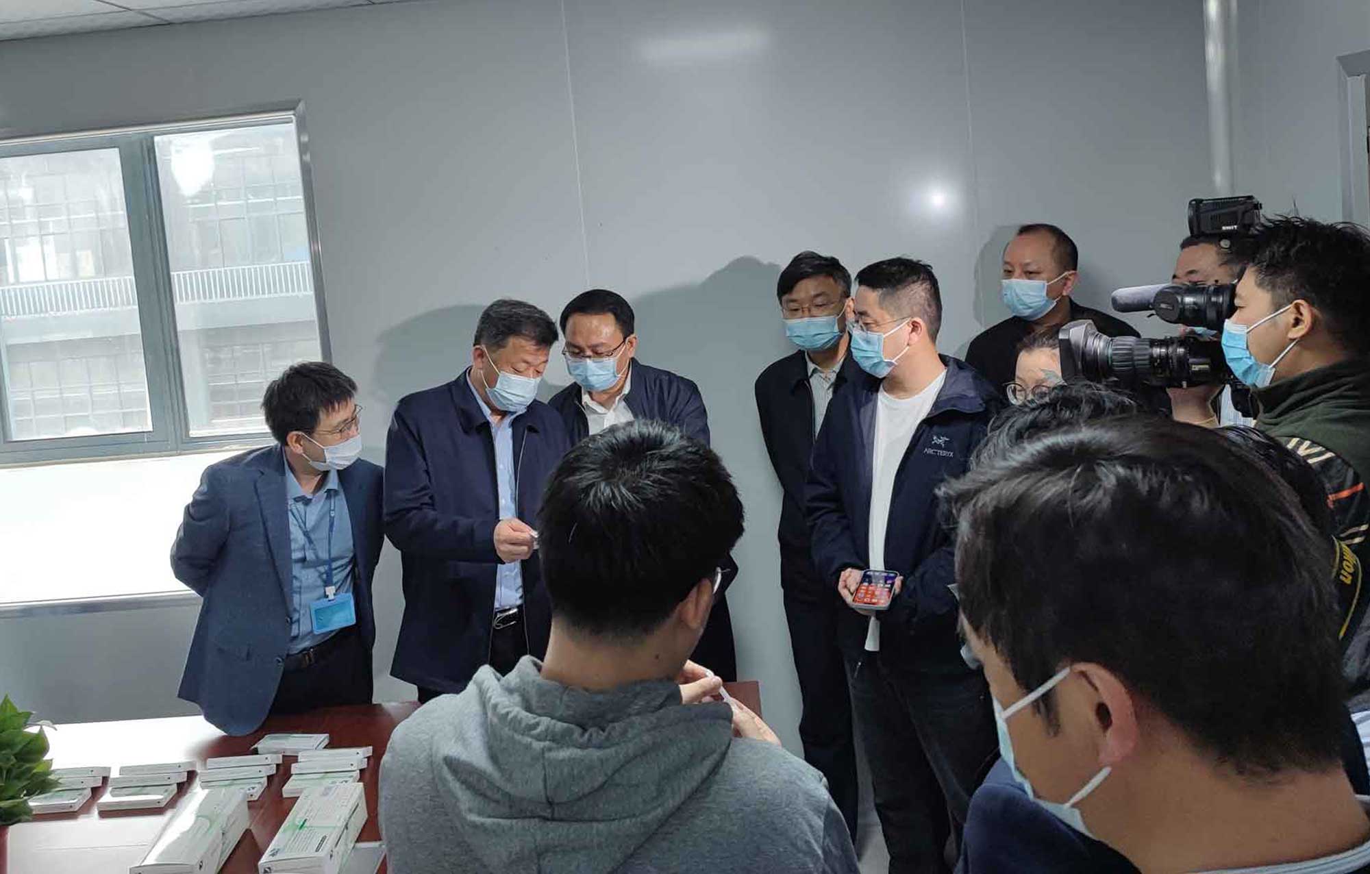 Мэр Хэфэй Гэ Бин и сотрудники комиссии по здравоохранению посетили и исследовали медицинские учреждения DEEPBLUE.